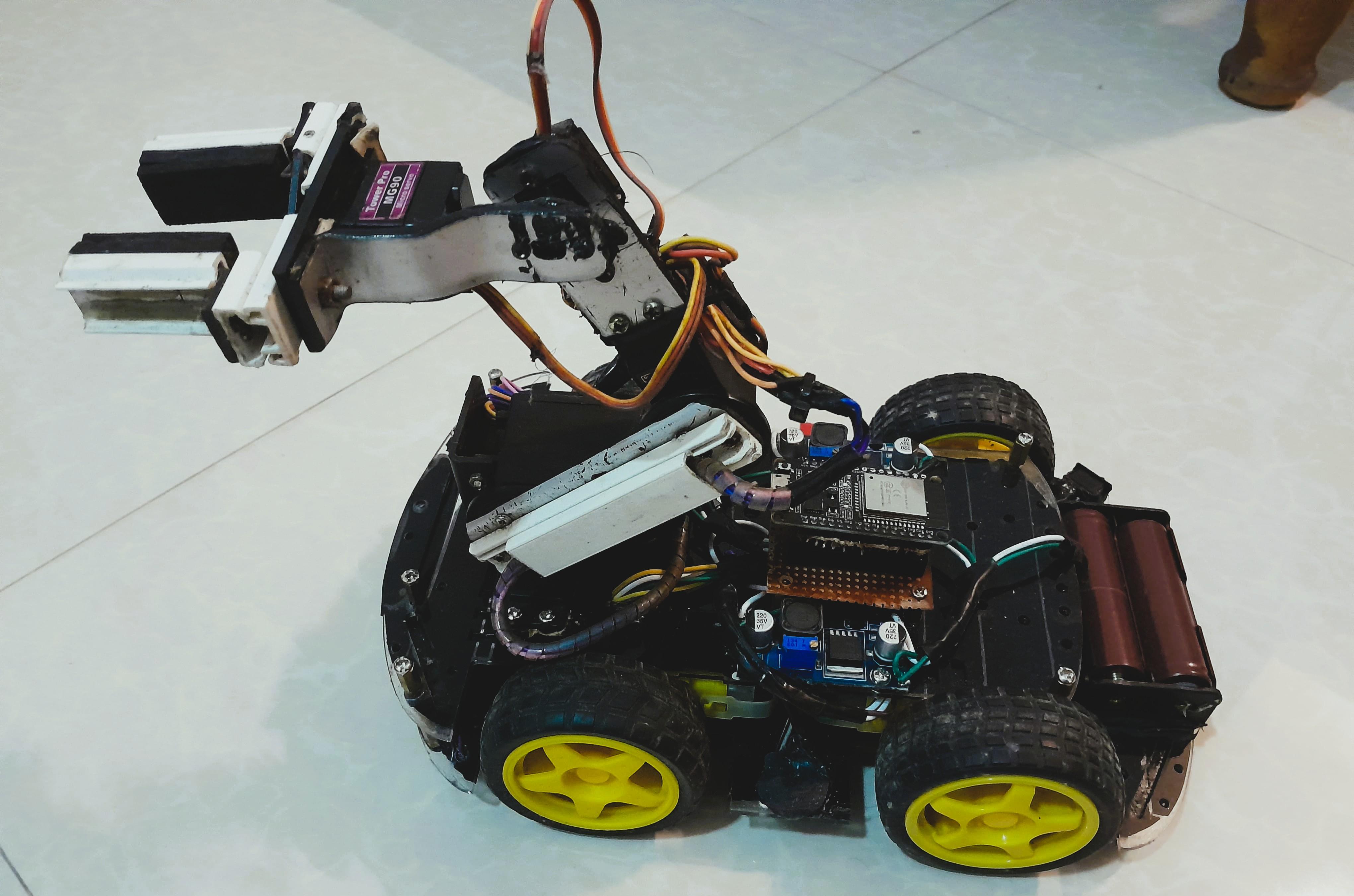 ArmBot - Wireless Robotic Arm Car
